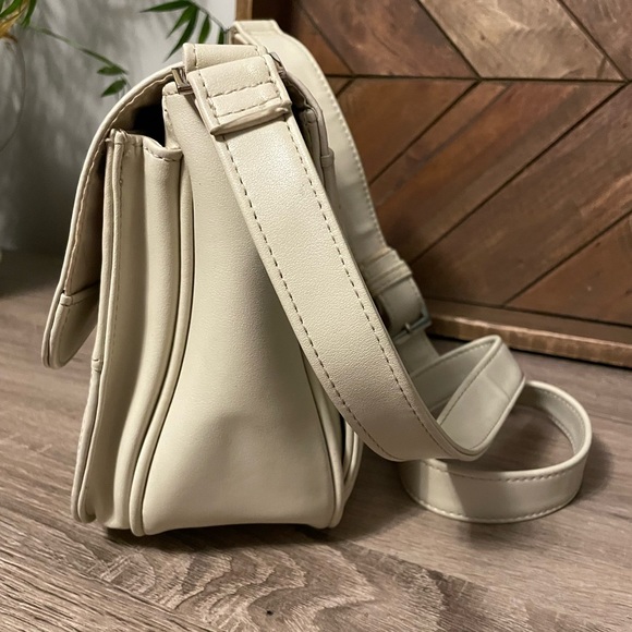 Aurielle Ivory Leather Multi-compartment Crossbody Purse - Picture 5 of 14